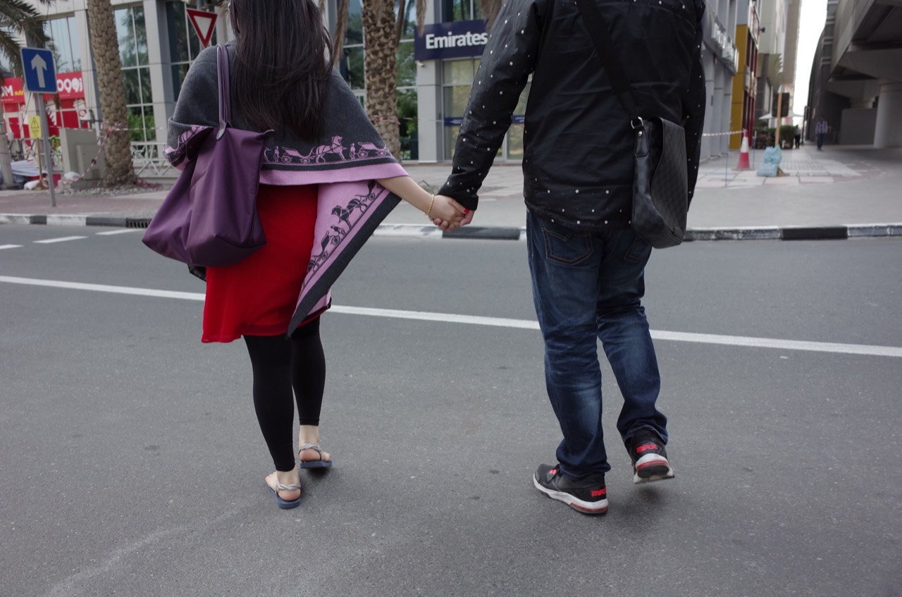 牵着手，过马路